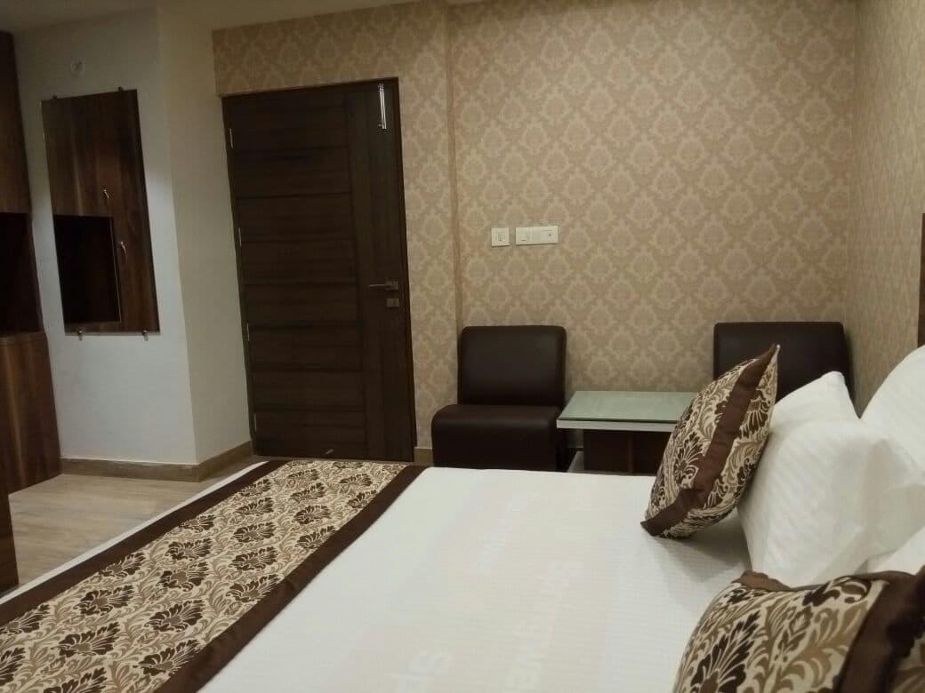 Radical Palace Hotel And Restaurant Лакхнау Экстерьер фото