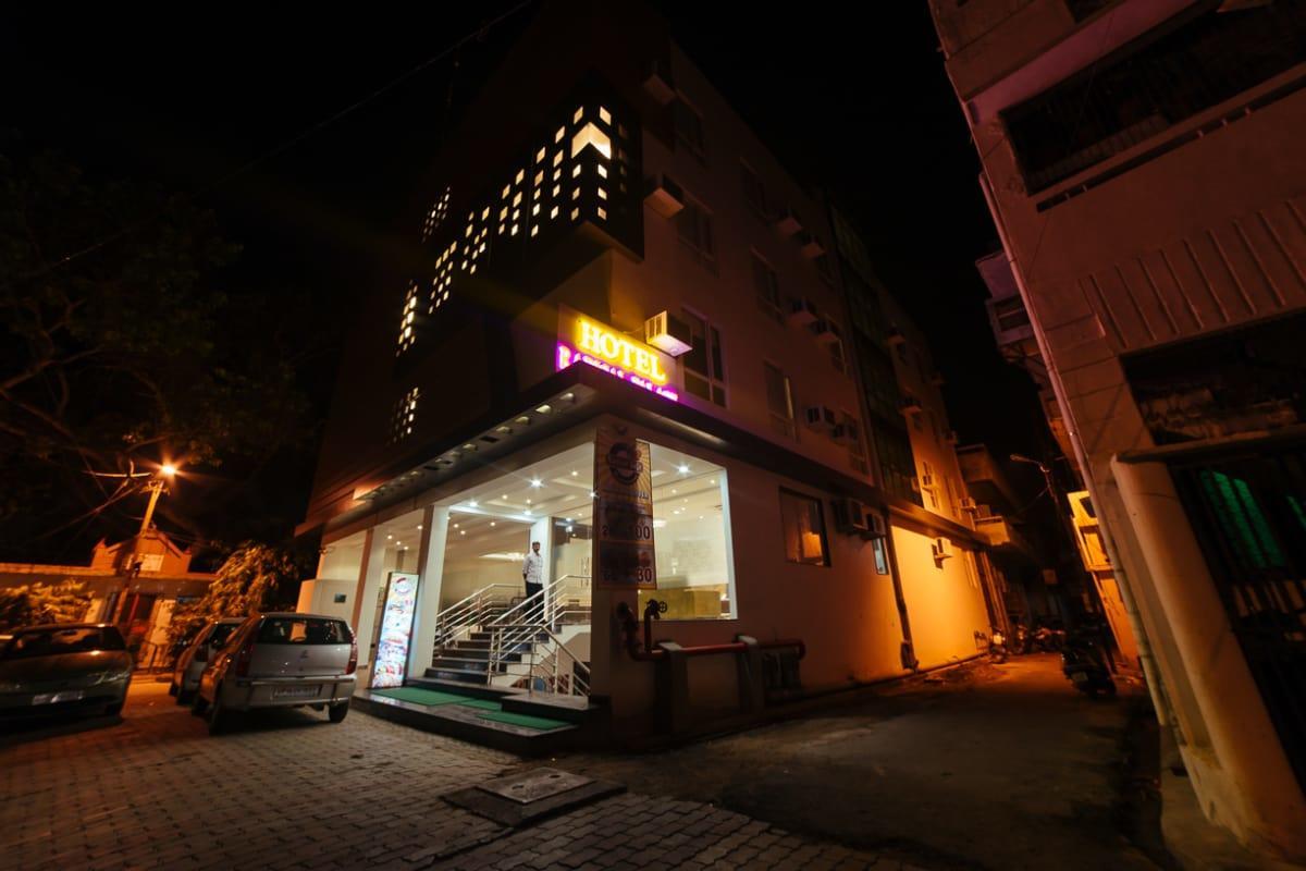 Radical Palace Hotel And Restaurant Лакхнау Экстерьер фото